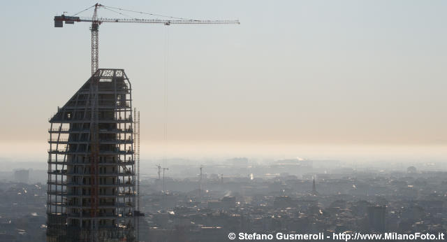  Torre KPF e controluce nebbioso a Est - click to next image