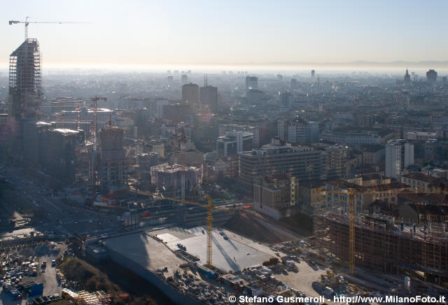  Controluce nebbioso sul cantiere - click to next image