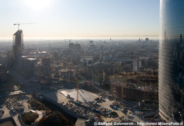  Controluce nebbioso sul cantiere - click to next image