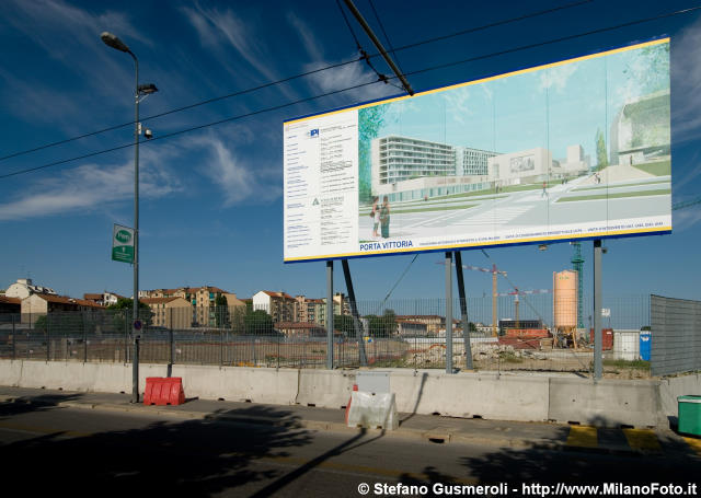  Cartellone su viale Umbria - click to next image