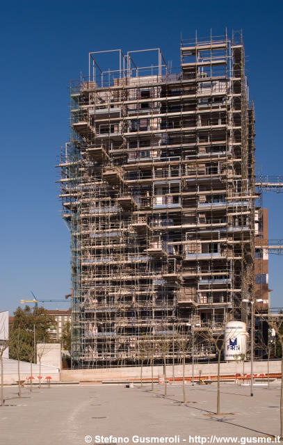  Edilizia residenziale libera a torre - click to next image