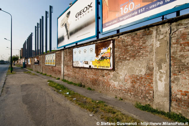  Il muro dell'Alfa lungo viale De Gasperi - click to next image