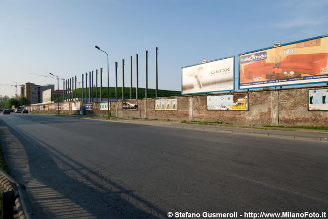  Il muro dell'Alfa lungo viale De Gasperi - click to next image