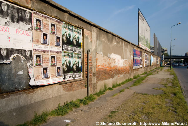  Il muro dell'Alfa lungo viale De Gasperi - click to next image