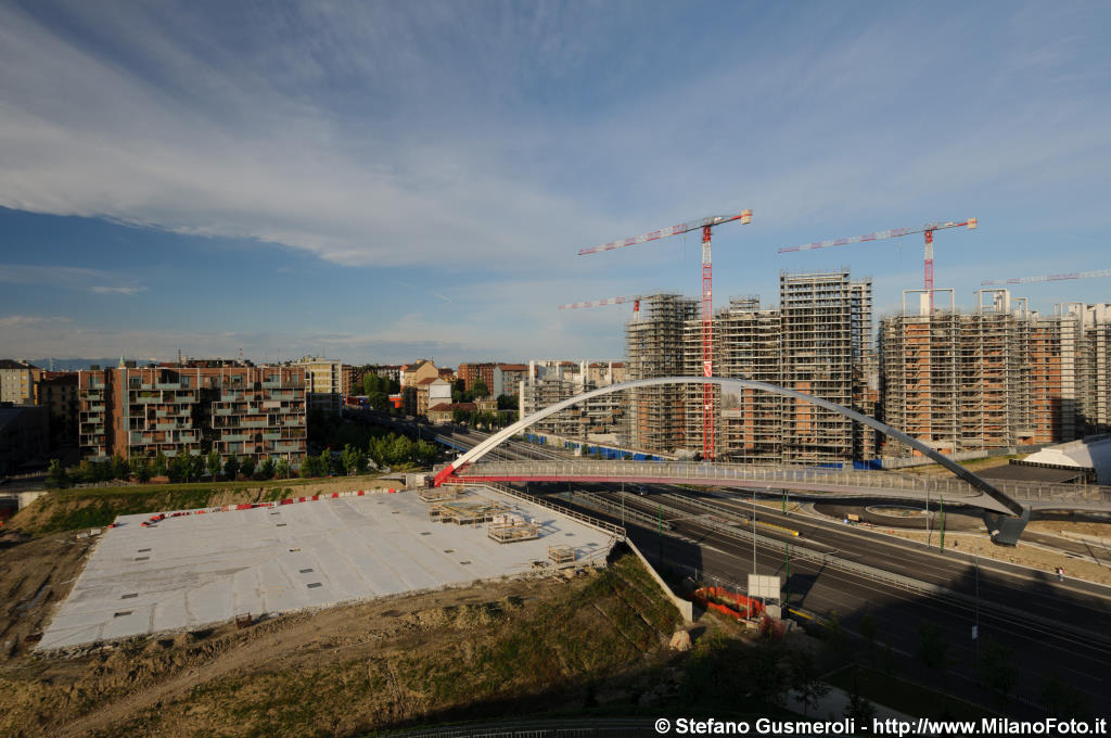  Passerella su viale Serra - click to next image