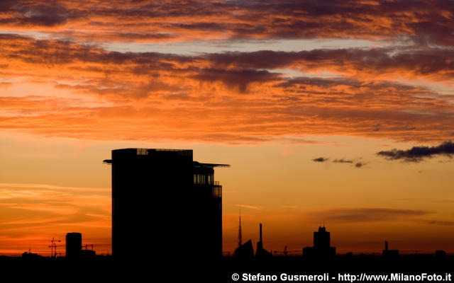  WJC e skyline all'alba - click to next image