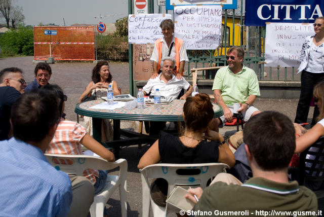  Giovanni alla conferenza stampa - click to next image