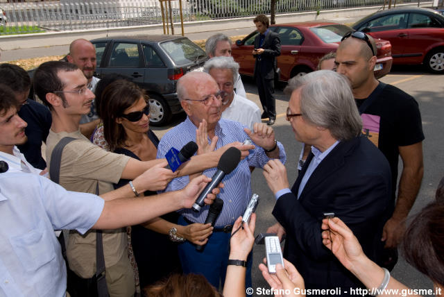  Sgarbi intervistato con Servello - click to next image