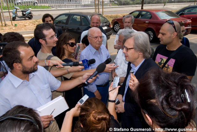  Sgarbi intervistato - click to next image