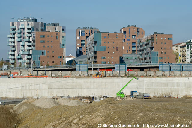  Edifici residenziali visti dal lotto Sud - click to next image