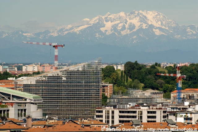  Edificio Vittoria Assicurazioni e monte Rosa - click to next image