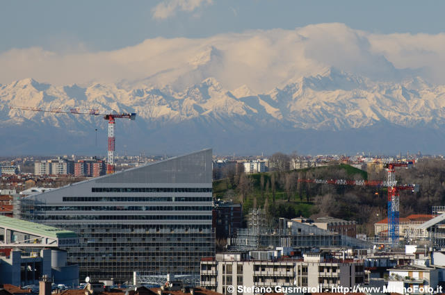  Edificio Vittoria Assicurazioni e monte Stella - click to next image