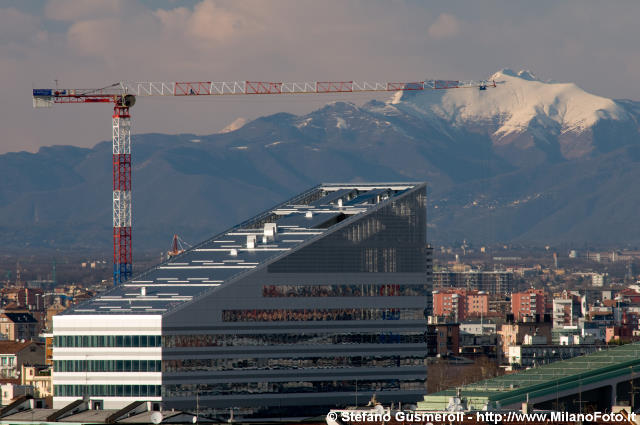  Edificio Vittoria Assicurazioni e monte Generoso - click to next image