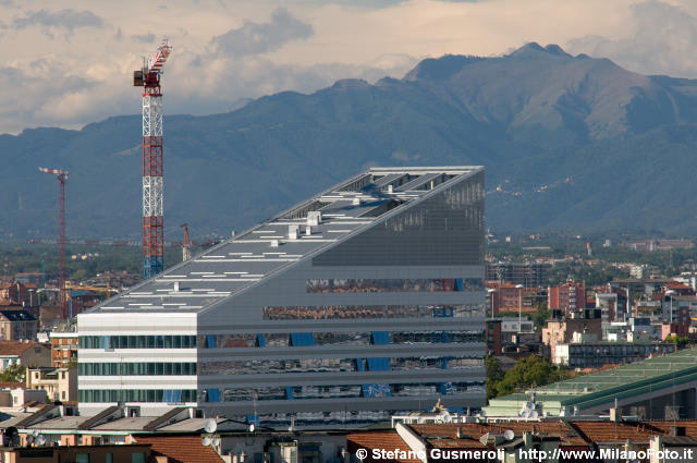  Edificio Vittoria Assicurazioni e monte Generoso - click to next image