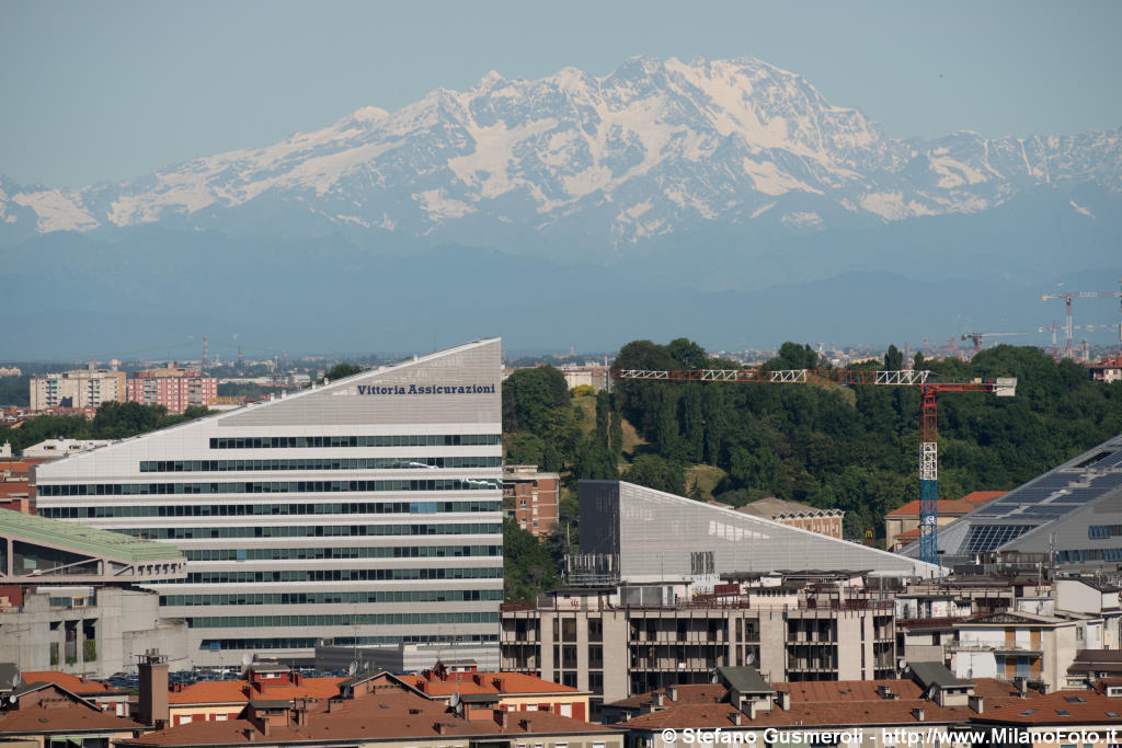  Edifici Vittoria Assicurazioni e monte Rosa - click to next image