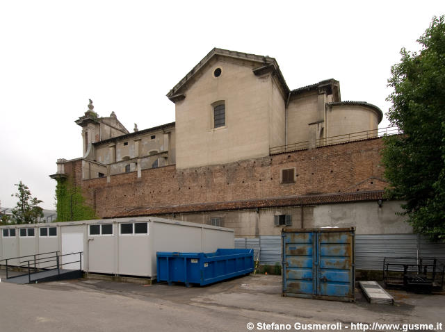  Fianco Nord della chiesa e area di servizio Fiera Milano - click to next image