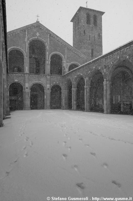  Quadriportico S.Ambrogio innevato - click to next image