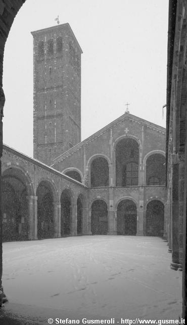  Campanile Canonici e quadriportico innevato - click to next image