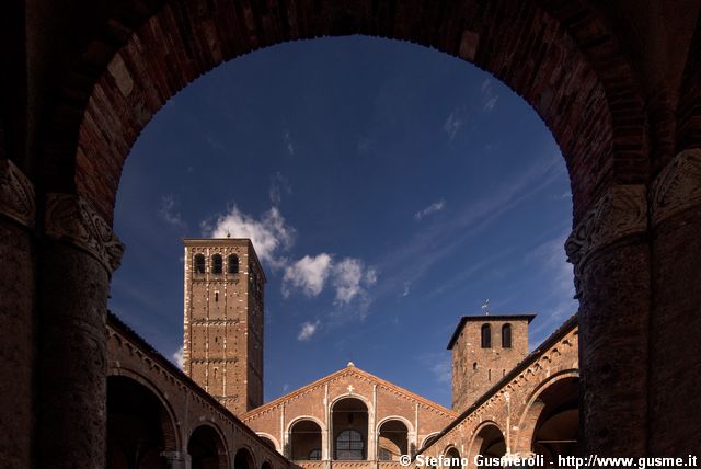  S.Ambrogio - Dal quadriportico - click to next image