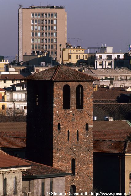  Campanile Monaci S.Ambrogio e palazzo Diaz 7 - click to next image