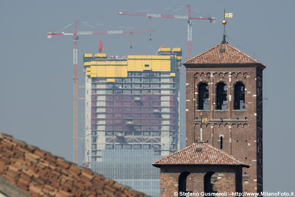  Campanili S.Ambrogio e torre Isozaki in costruzione - click to next image