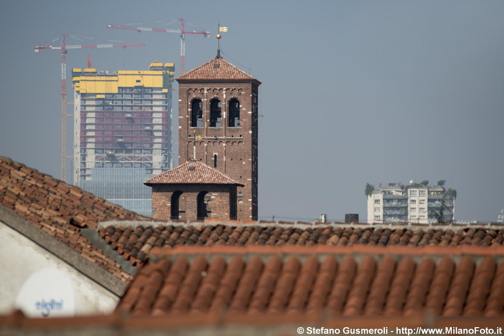  Campanili S.Ambrogio e torre Isozaki in costruzione - click to next image