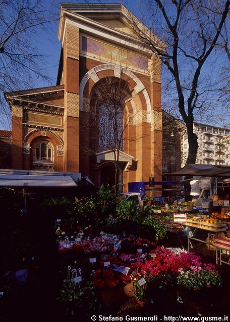  Facciata di S.Andrea e mercato dei fiori (crop) - click to next image