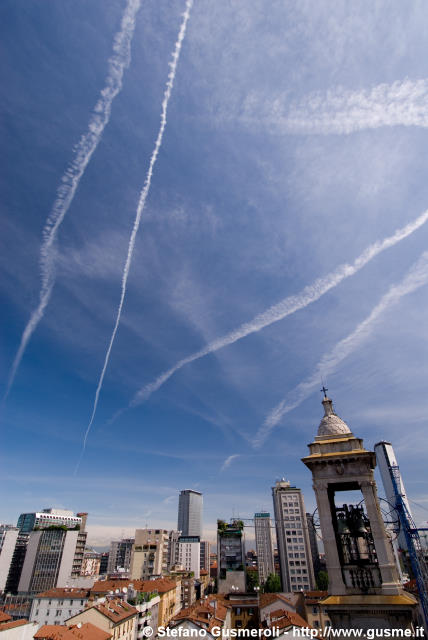  Campanile S.Gioachimo, grattacieli e contrails - click to next image