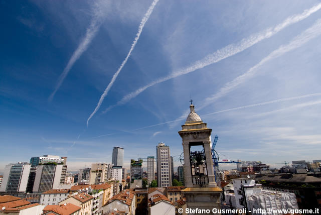  Campanile S.Gioachimo, grattacieli e contrails - click to next image