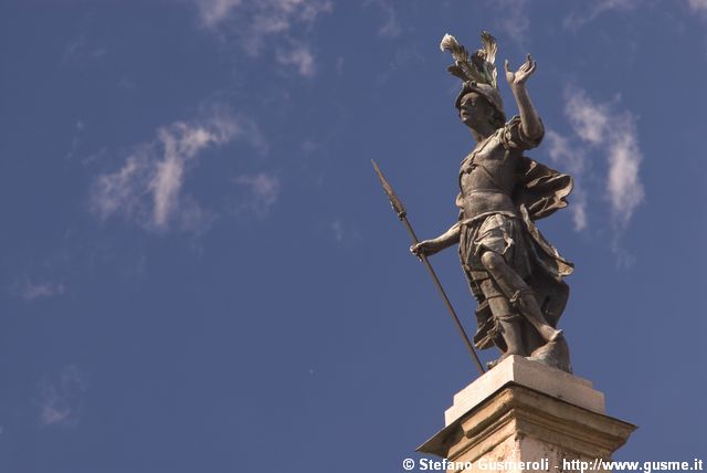  Statua sommitale di S.Giorgio al Palazzo - click to next image