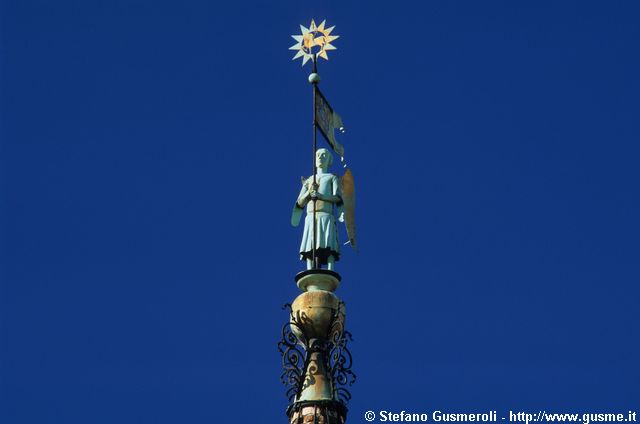  Arcangelo Gabriele sul campanile di S.Gottardo - click to next image