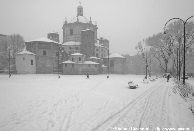  Parco delle Basiliche innevato e S.Lorenzo - click to next image