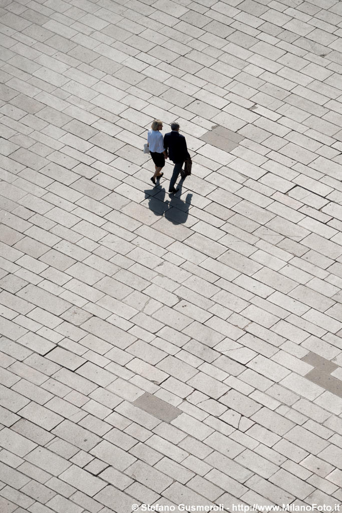  Passanti in piazza Duomo - click to next image