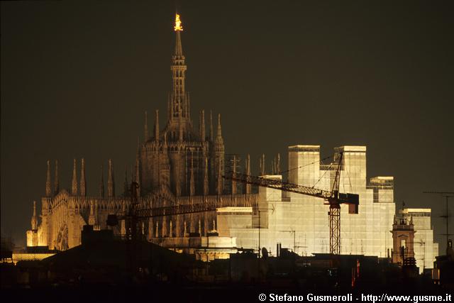  Duomo in restauro e gru - click to next image