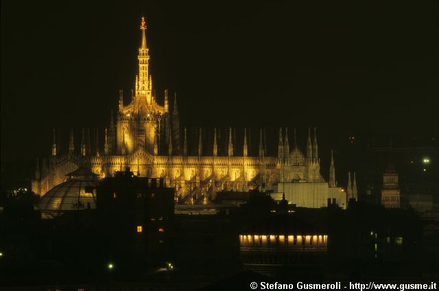  Duomo illuminato - click to next image