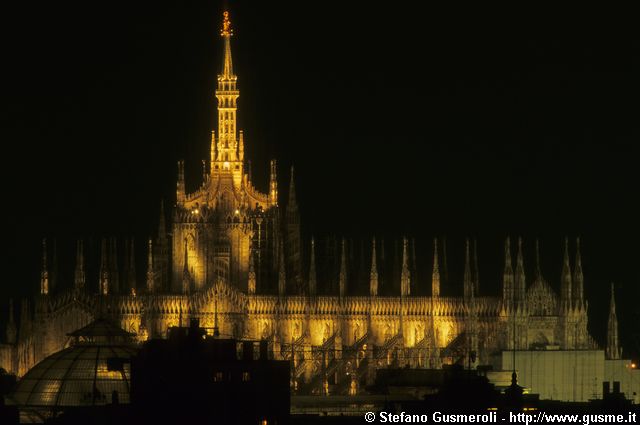  Duomo e Galleria illuminati - click to next image