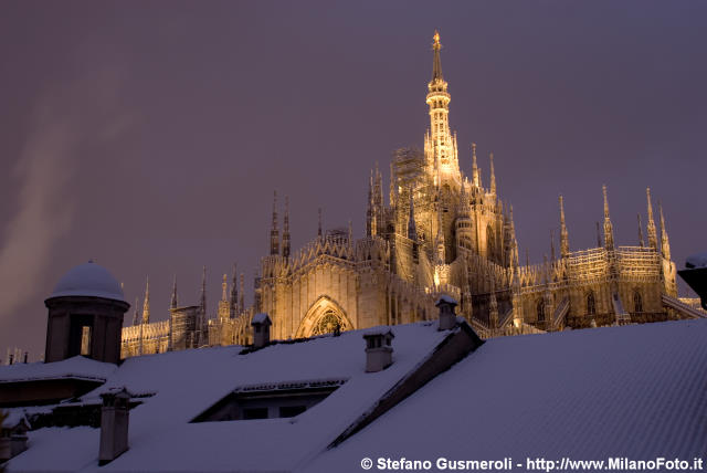  Duomo innevato al tramonto - click to next image