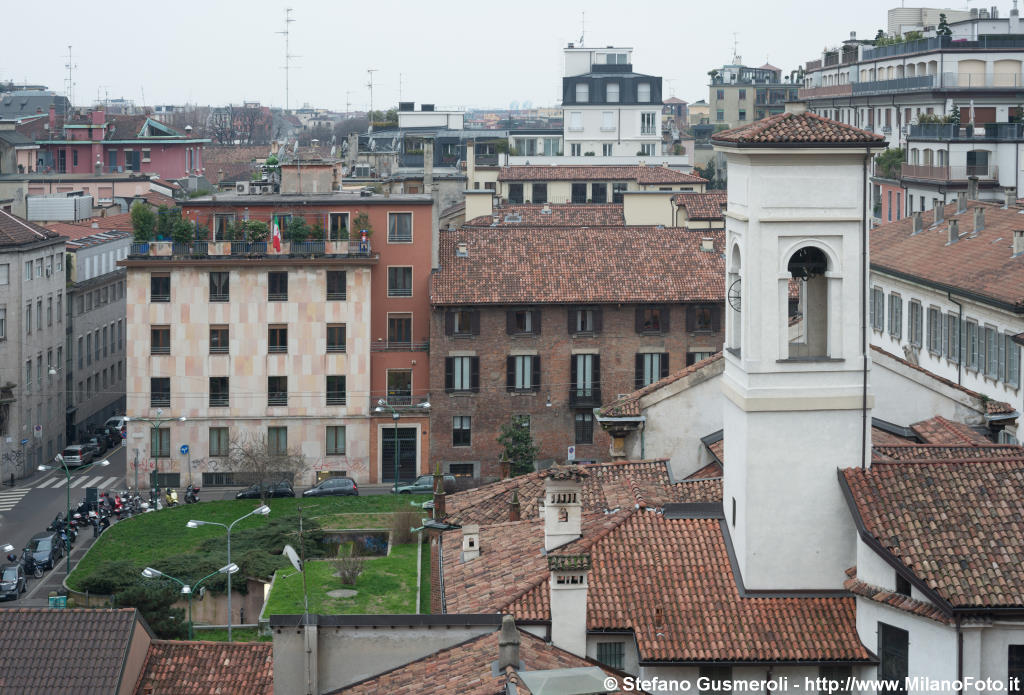  Piazza Borromeo e campanile S.Maria Podone - click to next image