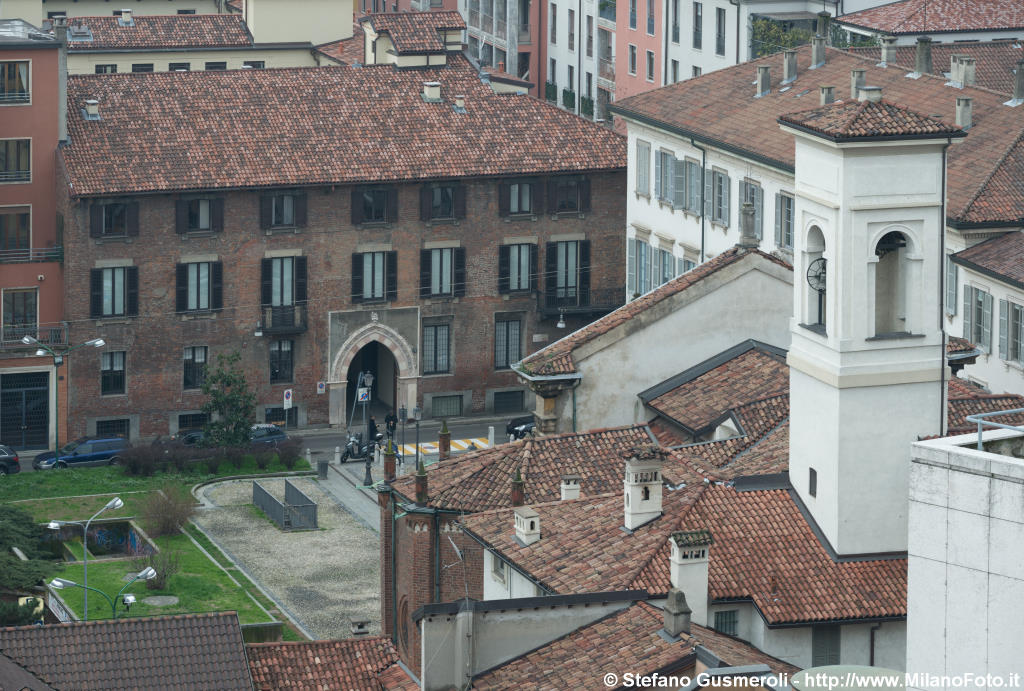  Palazzo Borromeo e Santa Maria Podone - click to next image