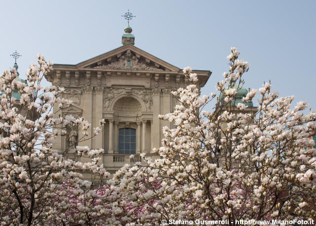  S.Maria Segreta e fioritura magnolie - click to next image