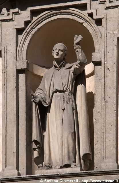  Statua in nicchia - click to next image