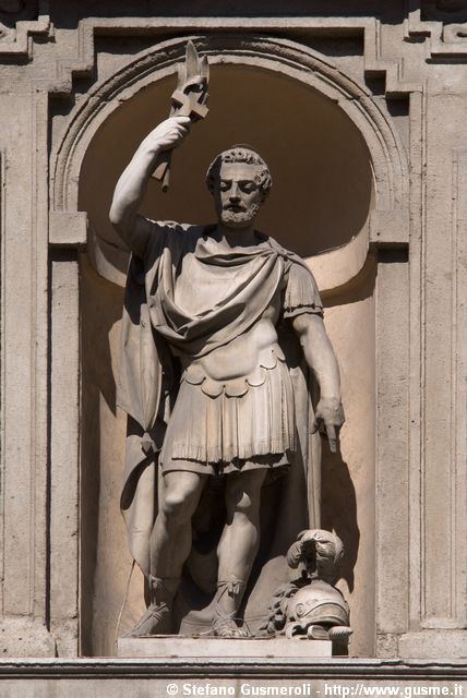  Statua in nicchia - click to next image