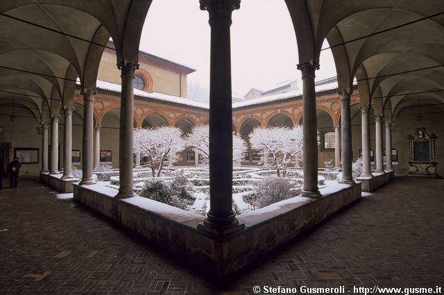  Chiostro innevato S.Maria delle Grazie - click to next image