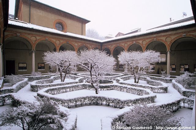  Chiostro innevato S.Maria delle Grazie - click to next image