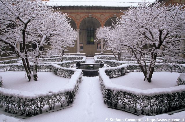  Chiostro innevato S.Maria delle Grazie - click to next image