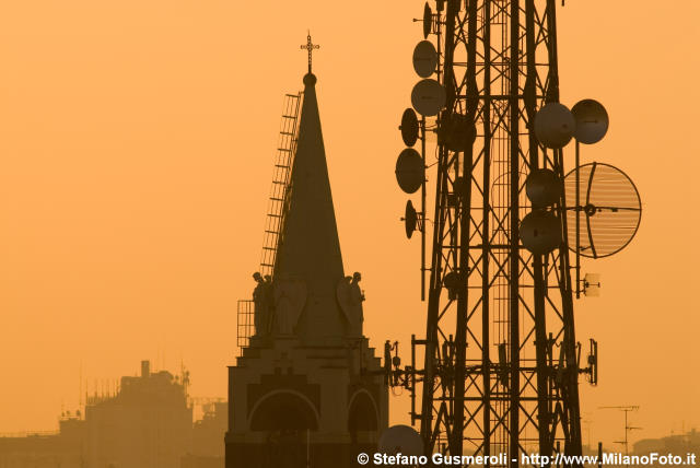  Campanile S.Maria di Lourdes e traliccio Diner - click to next image