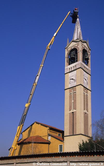  Riposizionamento della croce sul campanile - click to next image