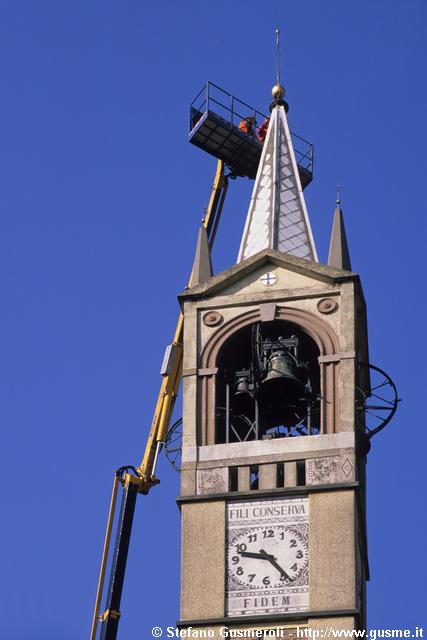  Riposizionamento della croce sul campanile - click to next image