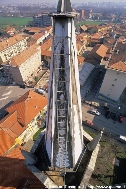  Cuspide sul campanile di S.Materno - click to next image