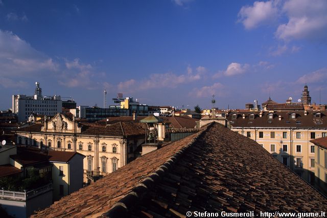  Copertura di S.Maurizio, palazzo Litta e panorama - click to next image